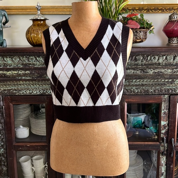 H&M Sweaters - Plaid Sleeveless Crop Sweater